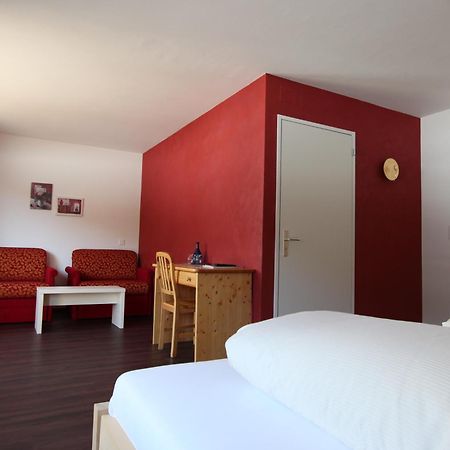 Hotel Al Rom Tschierv Habitación foto