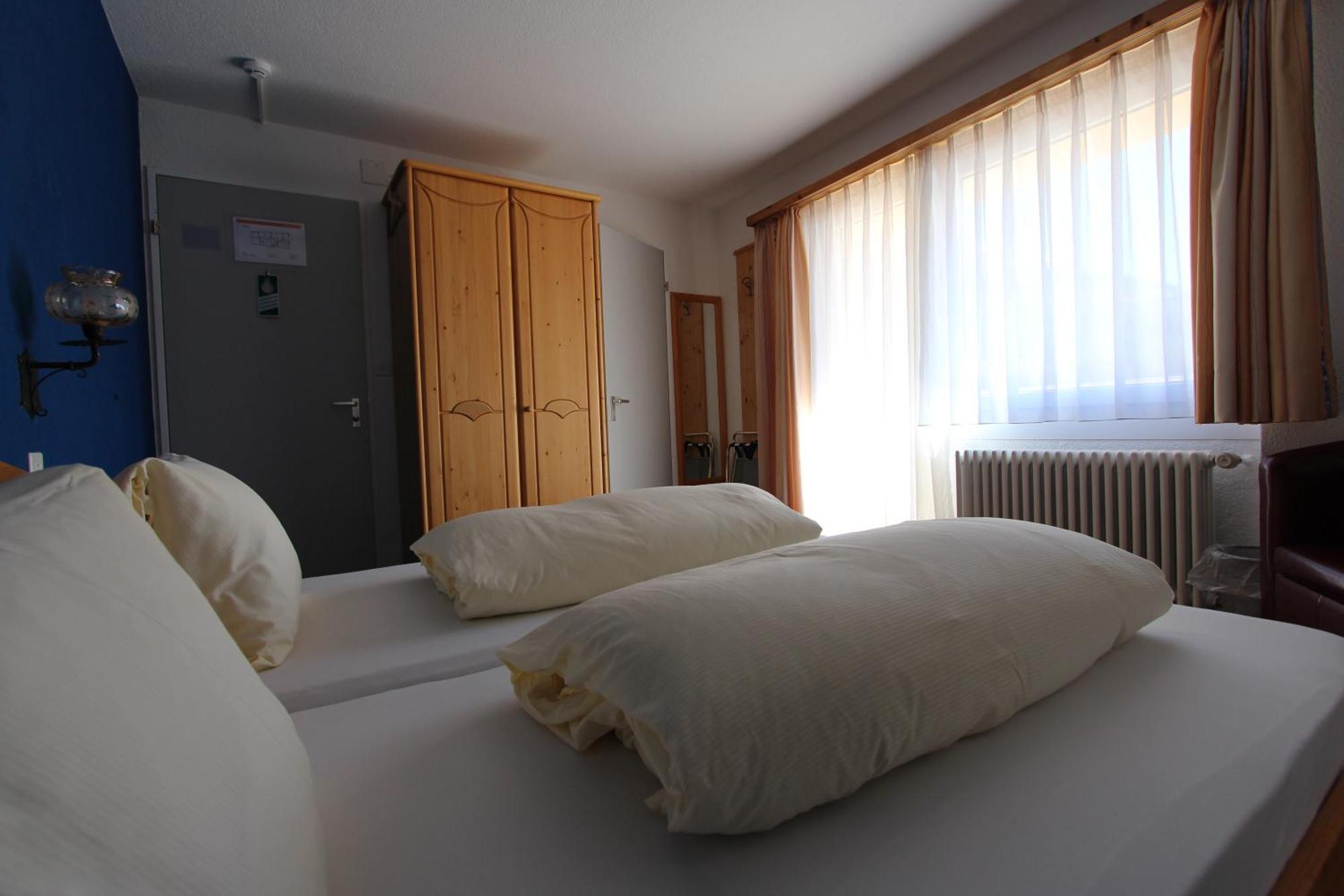 Hotel Al Rom Tschierv Habitación foto