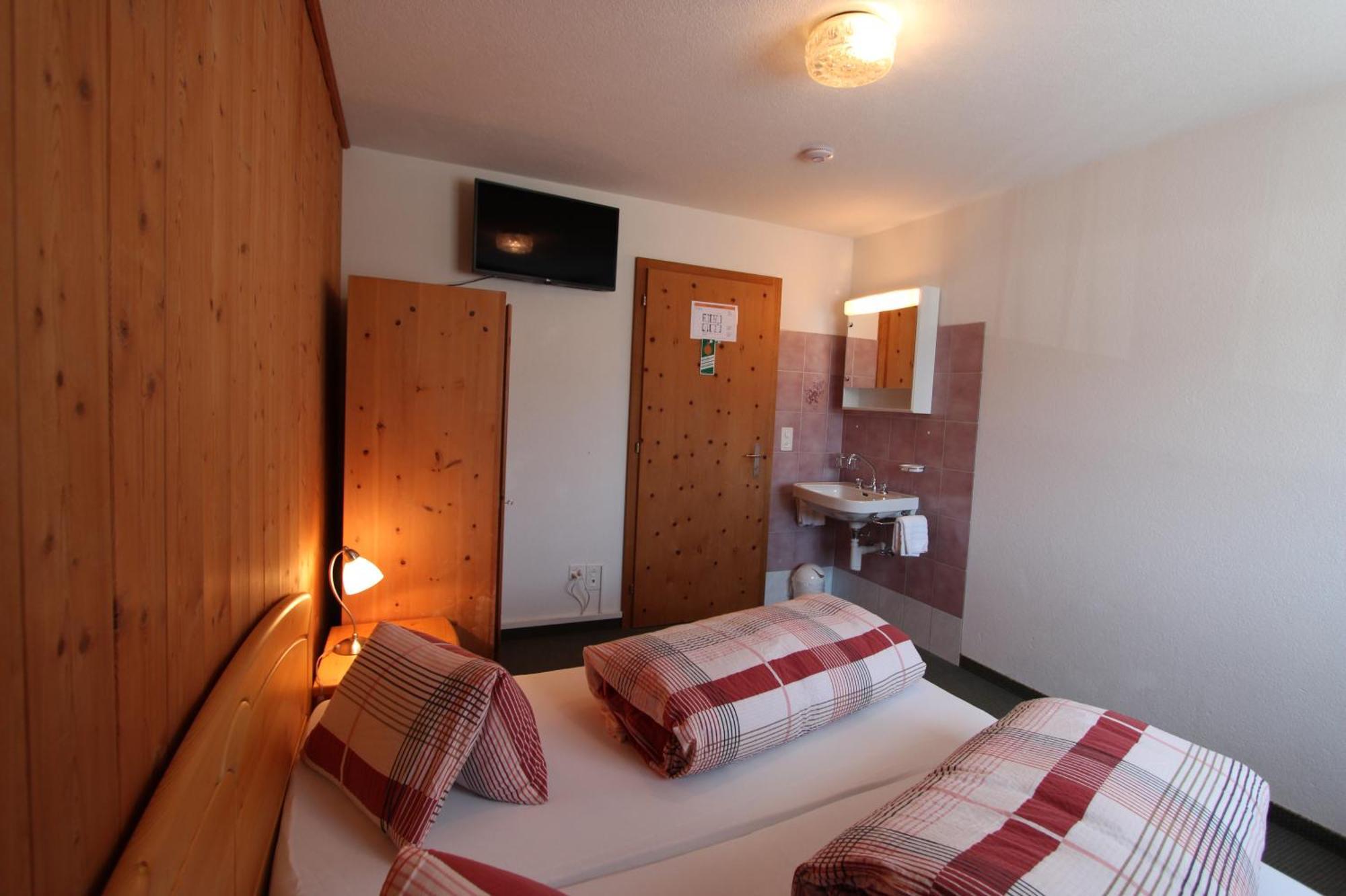 Hotel Al Rom Tschierv Habitación foto