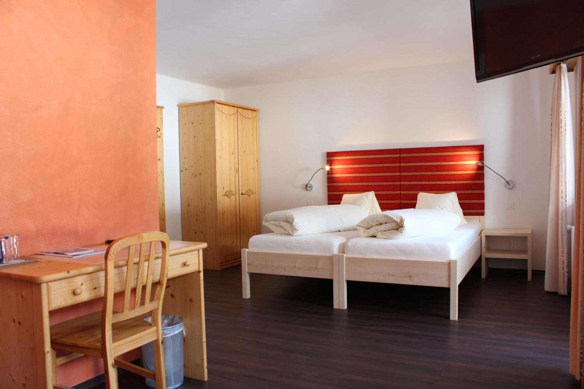 Hotel Al Rom Tschierv Habitación foto